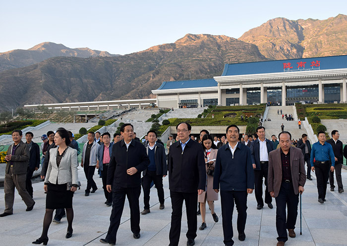 全國(guó)、省市政協(xié)委員體驗(yàn)蘭渝鐵路、視察階州廣場(chǎng)