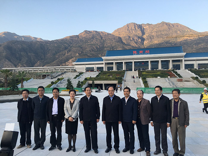 全國(guó)、省市政協(xié)委員體驗(yàn)蘭渝鐵路、視察階州廣場(chǎng)