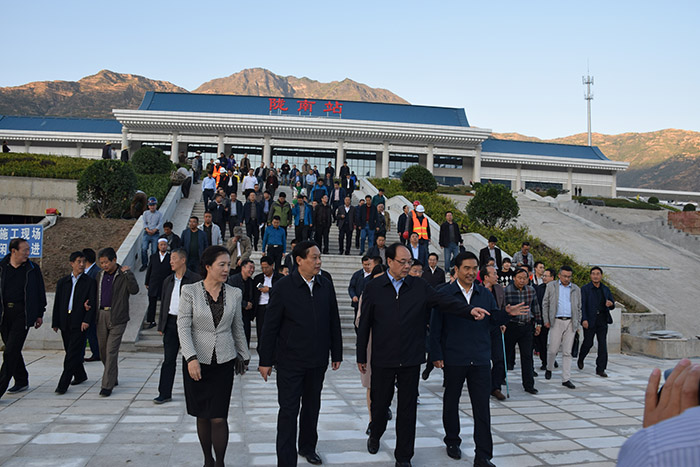 全國(guó)、省市政協(xié)委員體驗(yàn)蘭渝鐵路、視察階州廣場(chǎng)