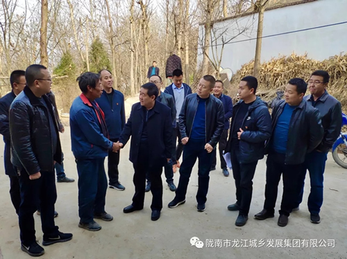 市龍江集團(tuán)在文縣橋頭鎮(zhèn)安子坡村開(kāi)展“解難題、辦實(shí)事、送溫暖”活動(dòng)
