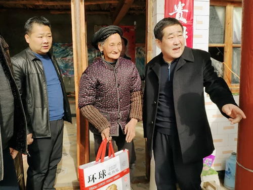 市龍江集團(tuán)在文縣橋頭鎮(zhèn)安子坡村開(kāi)展“解難題、辦實(shí)事、送溫暖”活動(dòng)