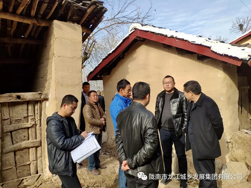 市龍江集團(tuán)在文縣橋頭鎮(zhèn)安子坡村開(kāi)展“解難題、辦實(shí)事、送溫暖”活動(dòng)