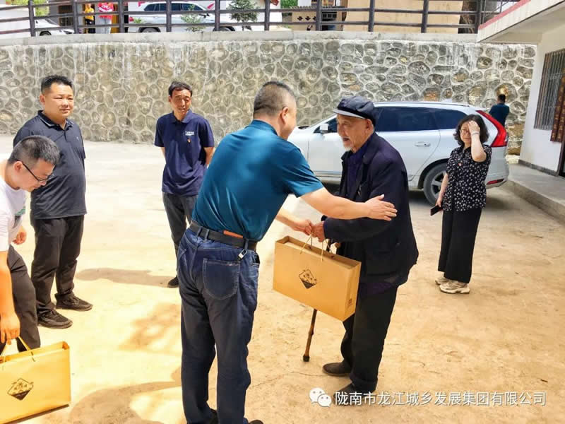 “感黨恩、憶黨史”，--市龍江城鄉(xiāng)發(fā)展集團公司開展慶祝建黨99周年主題黨日活動